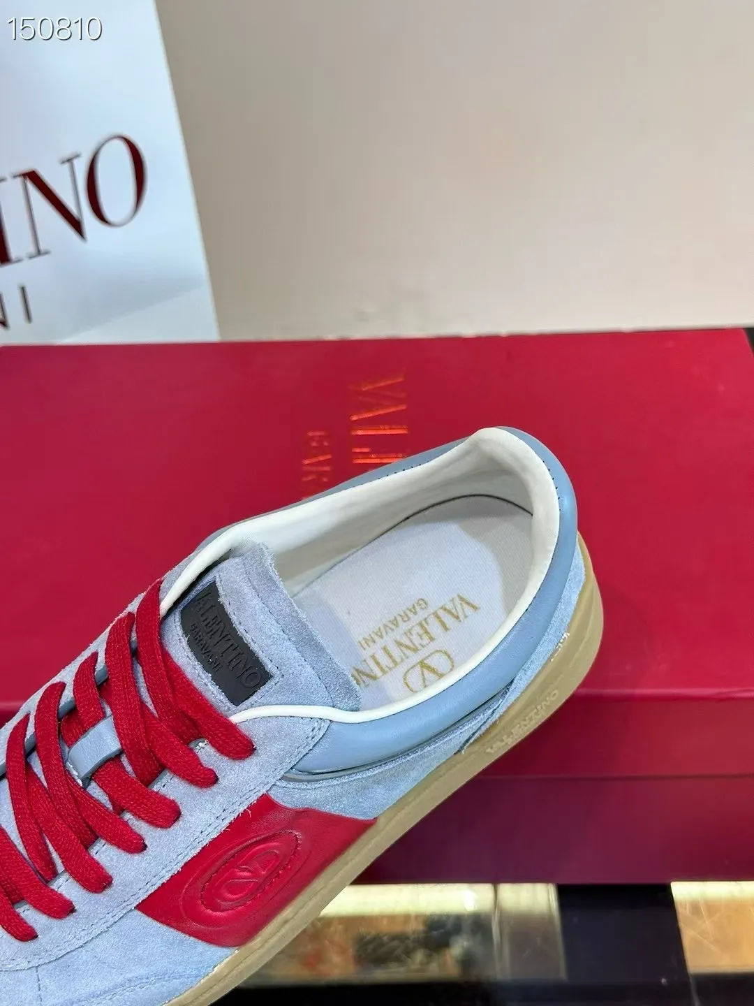 Factory price: 438💰Original quality, top version on the market VALENTINO (Valentino) latest fashion week catwalk [couples 👫 model], unique design, fashionable family specializes in slim feet🔥A fashion product of Baita [strong] Fabric: The toe is made of high mercerized triangular grain cowhide and A-grade full-grain cowhide, original lasting process Inner lining: cowhide lining + men's shoes 💰U hanging mesh feet, heels and tongues decorated with VaIentin* shallow relief oversized rivets Size: 38-44, customized 45